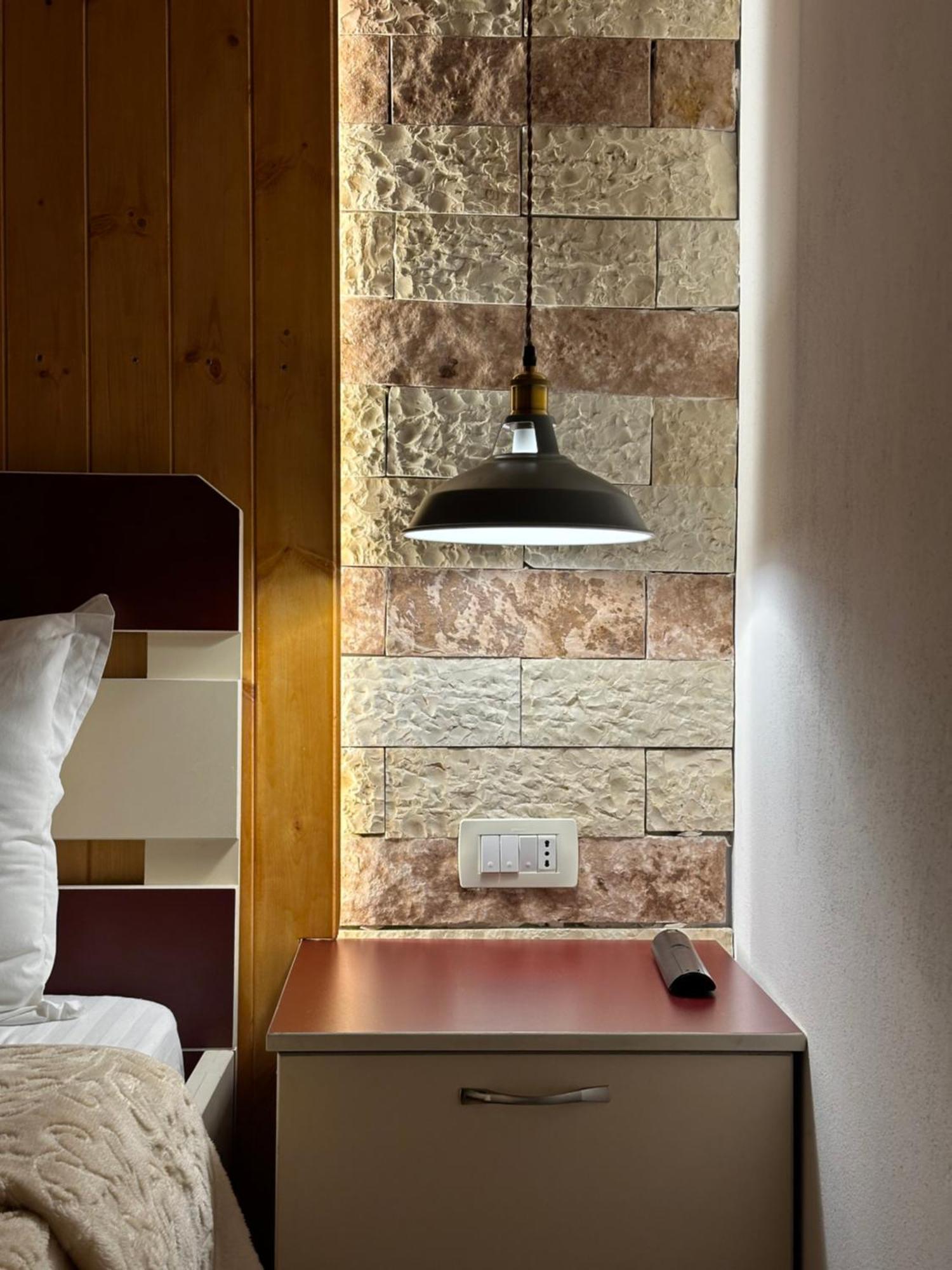 "Mani Guest House" จีโรคาสเตอร์ ภายนอก รูปภาพ