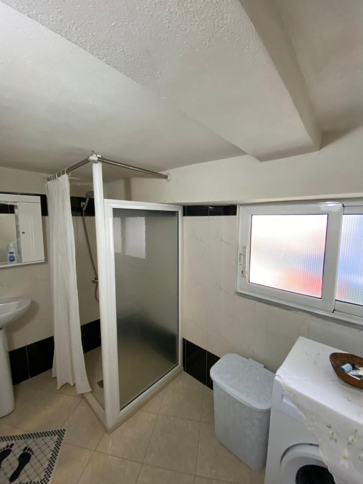 "Mani Guest House" จีโรคาสเตอร์ ห้อง รูปภาพ